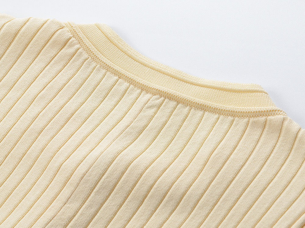 Dora™ | Damer Strikket Midi-Kjole | Elegant med Knaplukning og Udsvingede Korte Ærmer