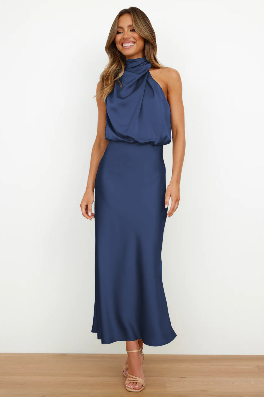 Amelie™ | Satin Halterneck Kjole med Vandfaldshals | Elegant Ærmeløs Midi Kjole til Cocktail, Galla eller Bryllup