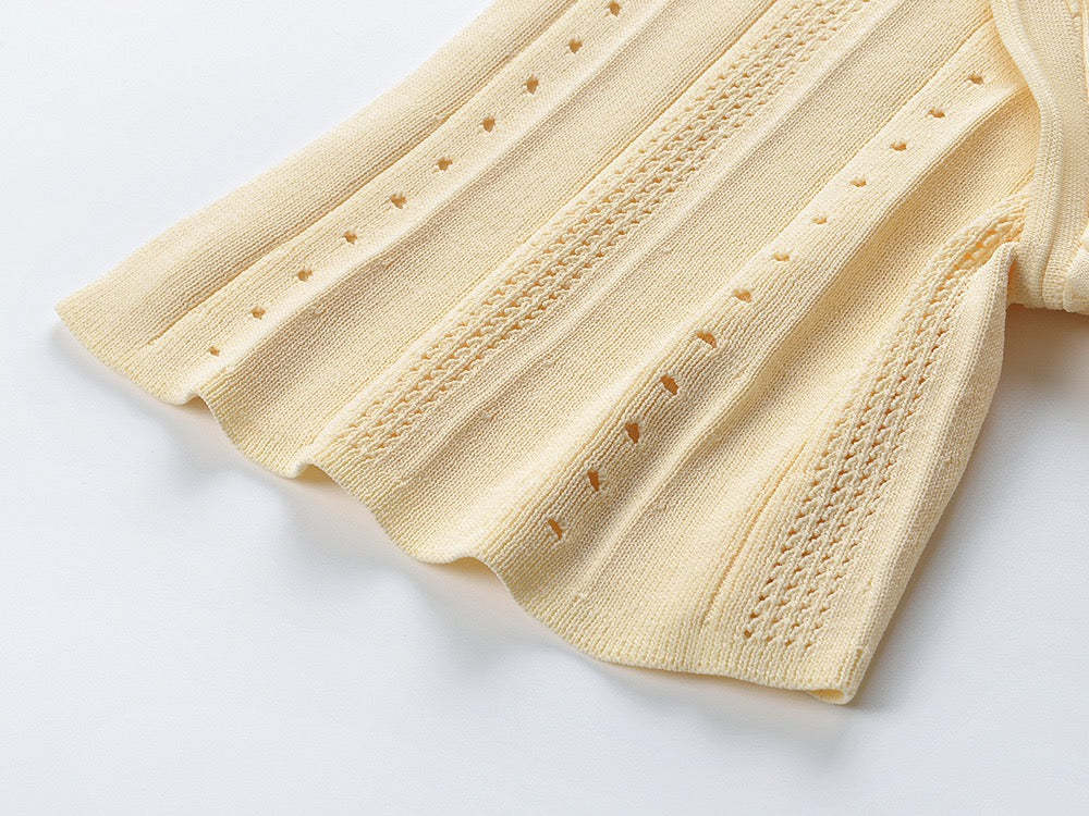 Dora™ | Damer Strikket Midi-Kjole | Elegant med Knaplukning og Udsvingede Korte Ærmer