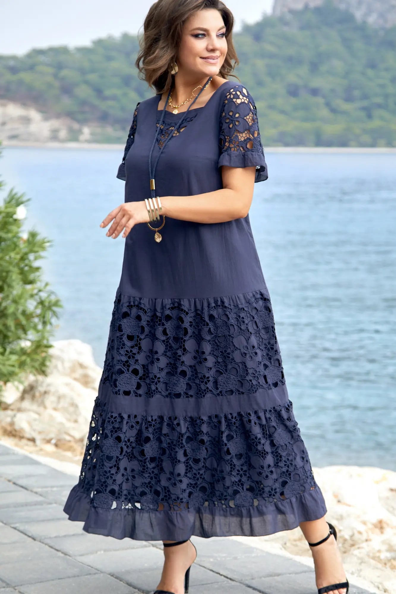 Marelle | Maxi Kjole Damer | Marineblå | Let Sommerkjole | Korte Ærmer | Blondeblomster Detaljer | Elegant & Casual