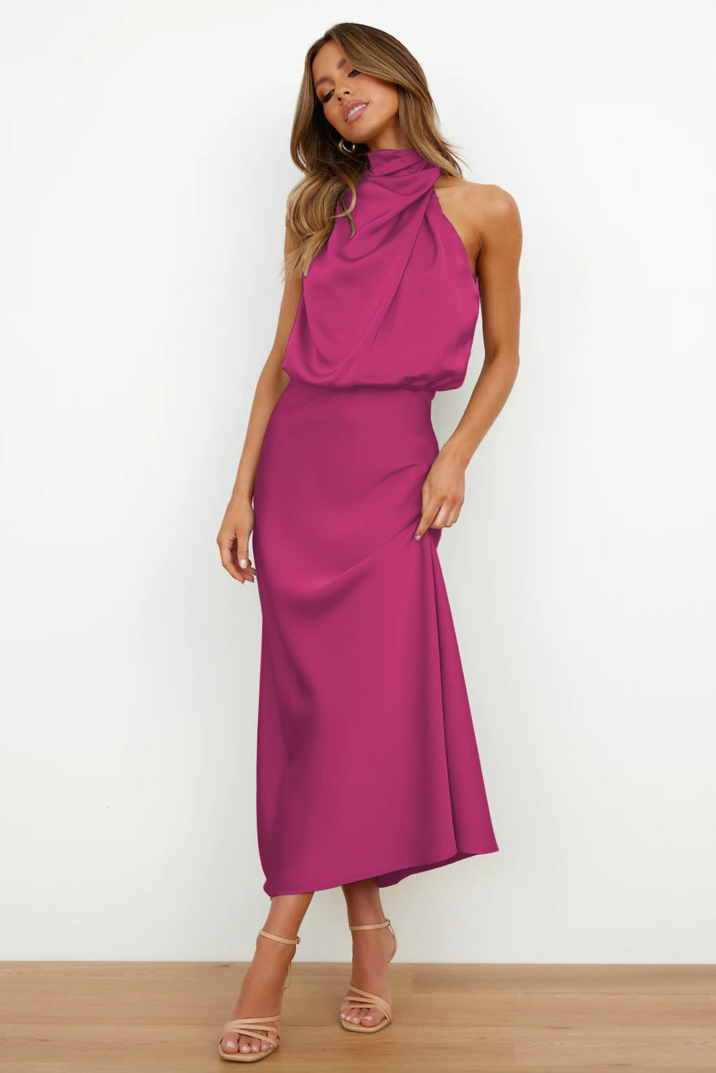 Amelie™ | Satin Halterneck Kjole med Vandfaldshals | Elegant Ærmeløs Midi Kjole til Cocktail, Galla eller Bryllup