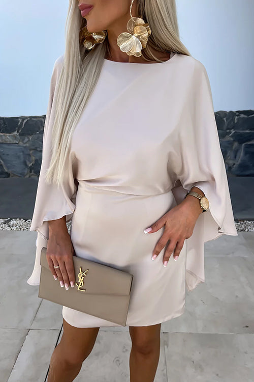 Noemi™ | Mini Kjole med Flagermusærmer og Åben Ryg