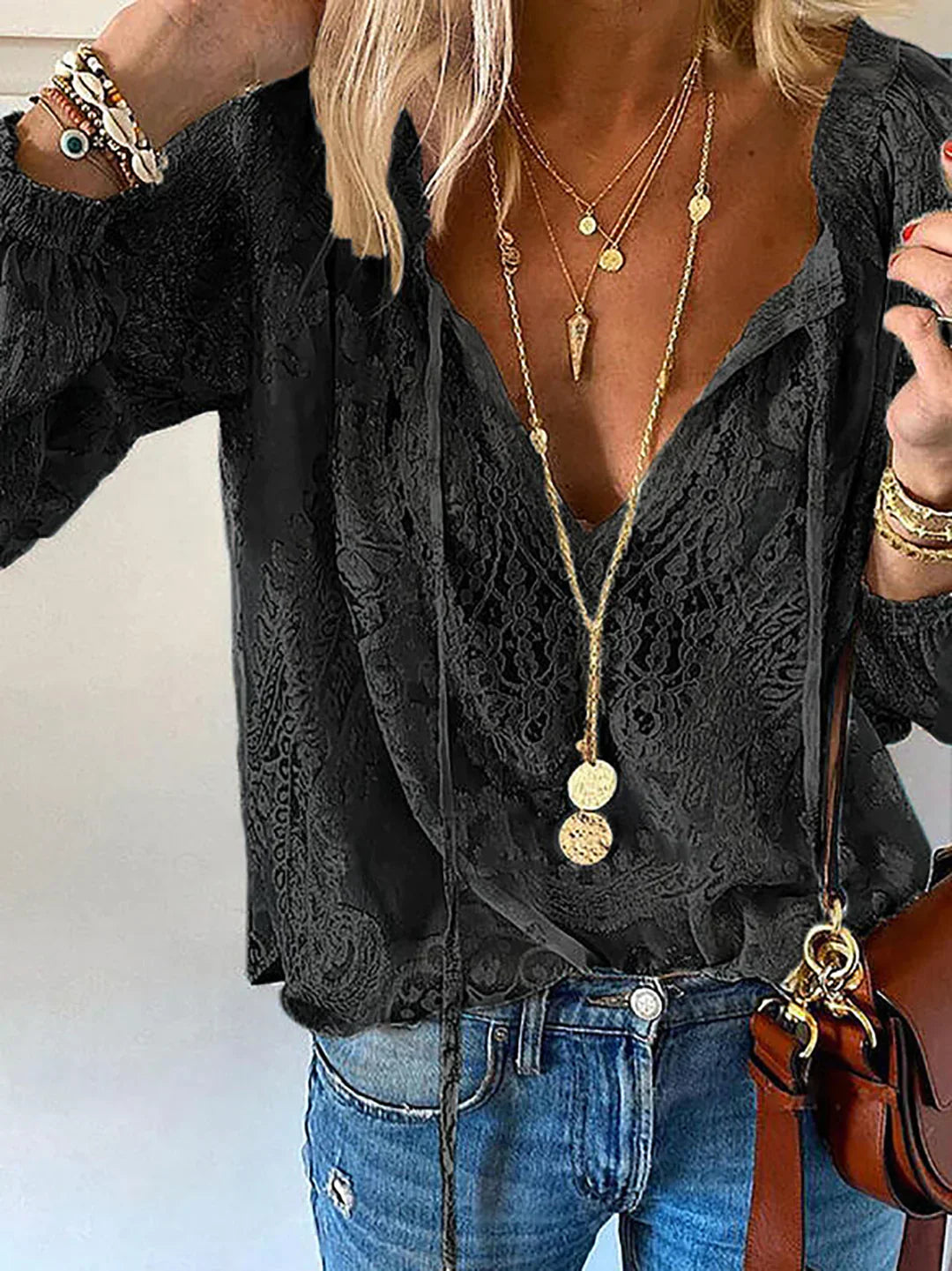 Elanora™ | Gennemsigtig Boho Bluse Damer | Let V-Hals Top med Blonde Detaljer og Bindebånd til Sommer eller Festival