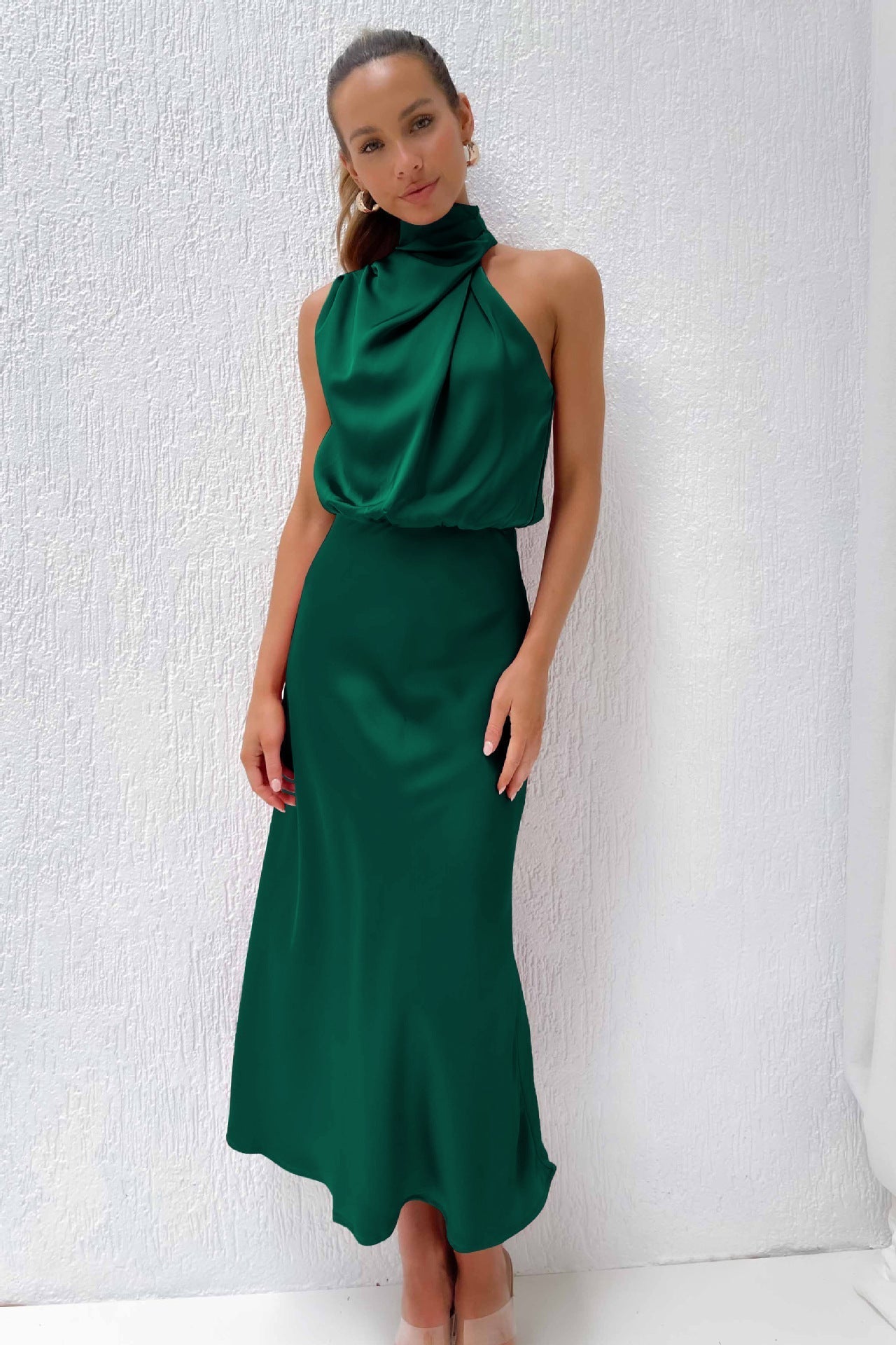 Amelie™ | Satin Halterneck Kjole med Vandfaldshals | Elegant Ærmeløs Midi Kjole til Cocktail, Galla eller Bryllup