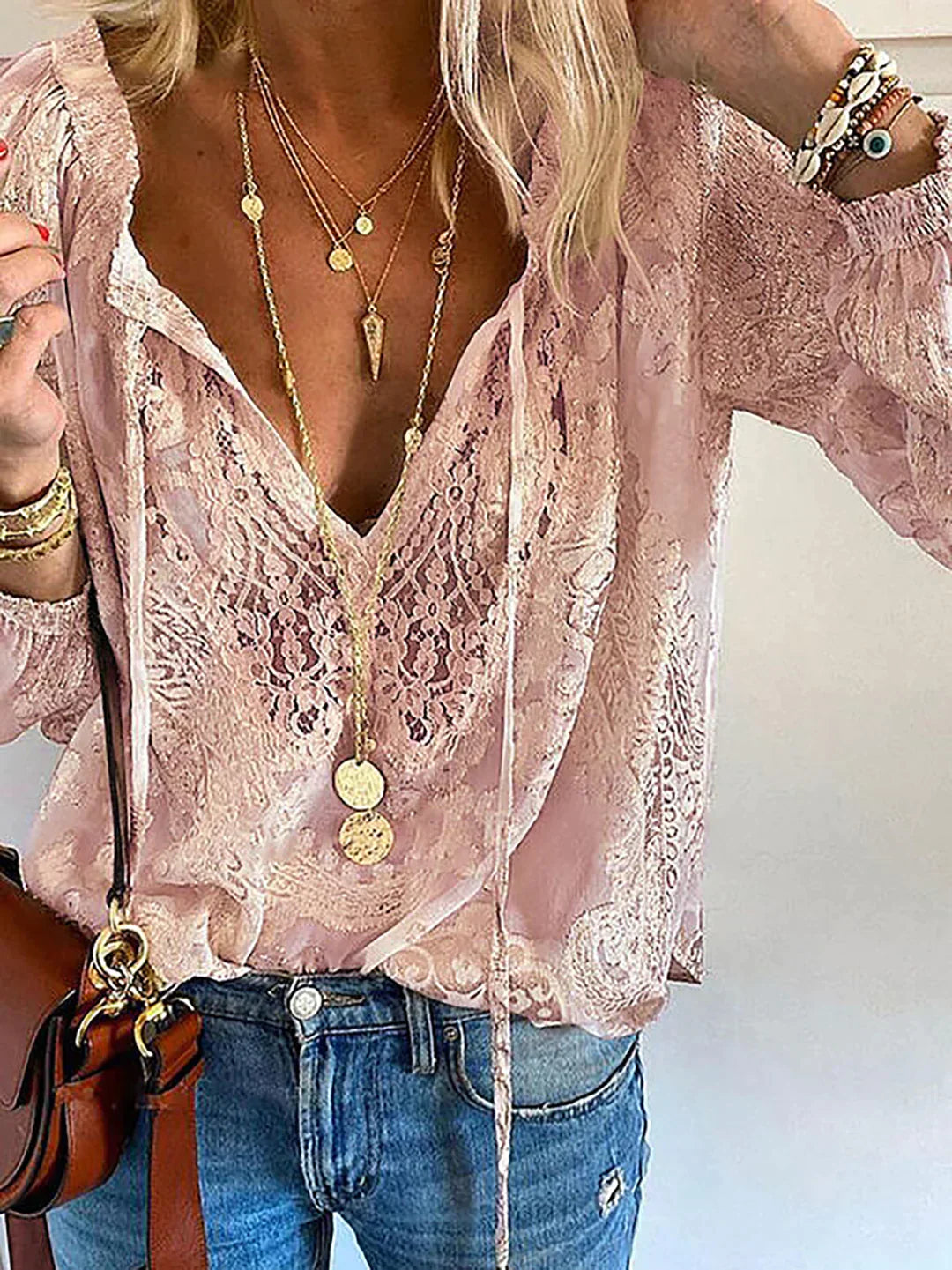 Elanora™ | Gennemsigtig Boho Bluse Damer | Let V-Hals Top med Blonde Detaljer og Bindebånd til Sommer eller Festival