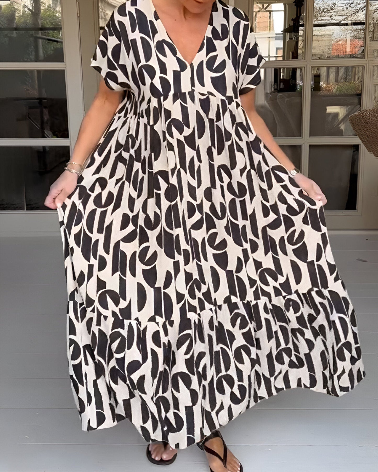 Isalina™ | Damer Maxi-Kjole med Print | Løstsiddende Sommerkjole i Let Materiale med V-Hals og Plisseret Talje