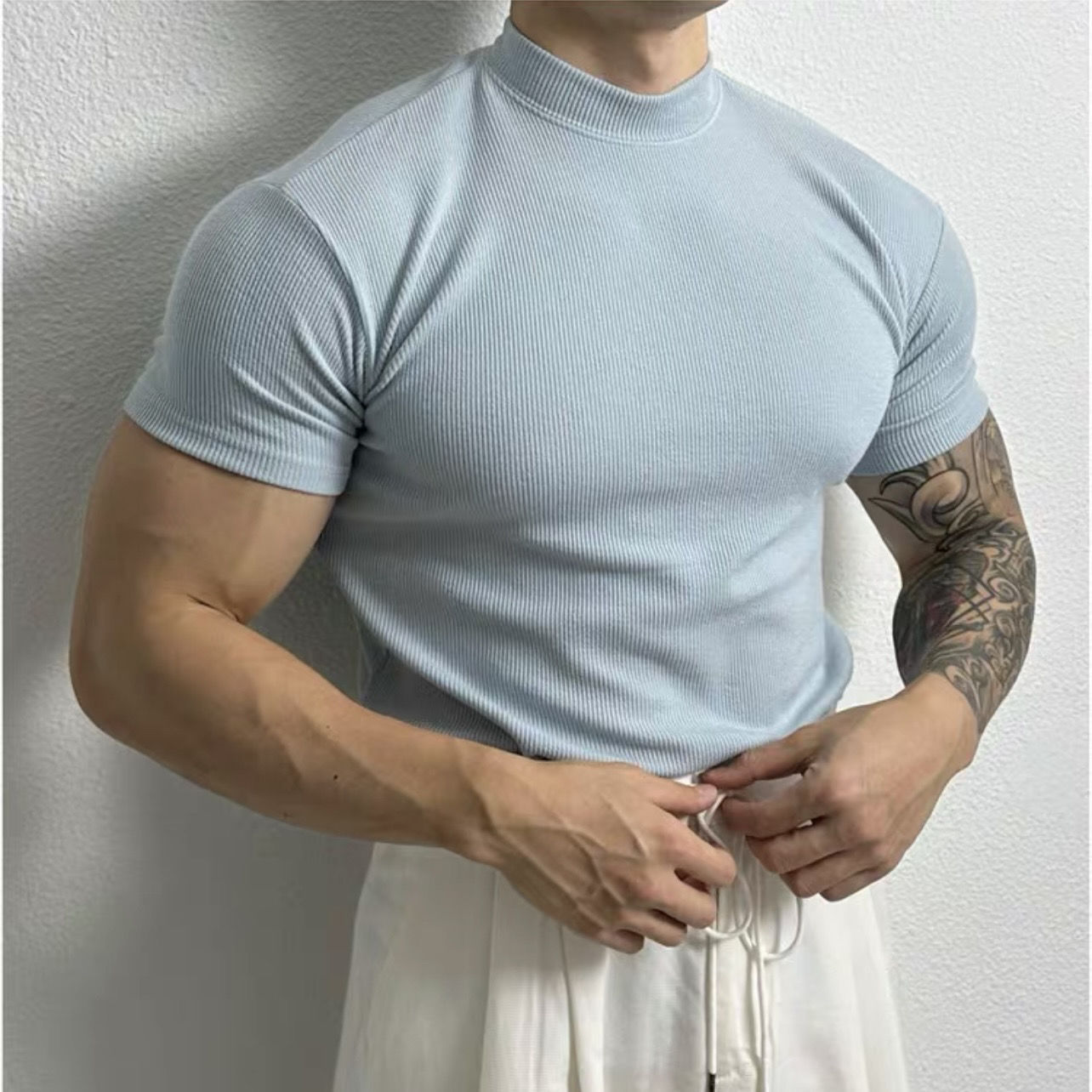 Elian | Fitted T-shirt Herre | Ribstrikket T-shirt med Ståkrave & Korte Ærmer