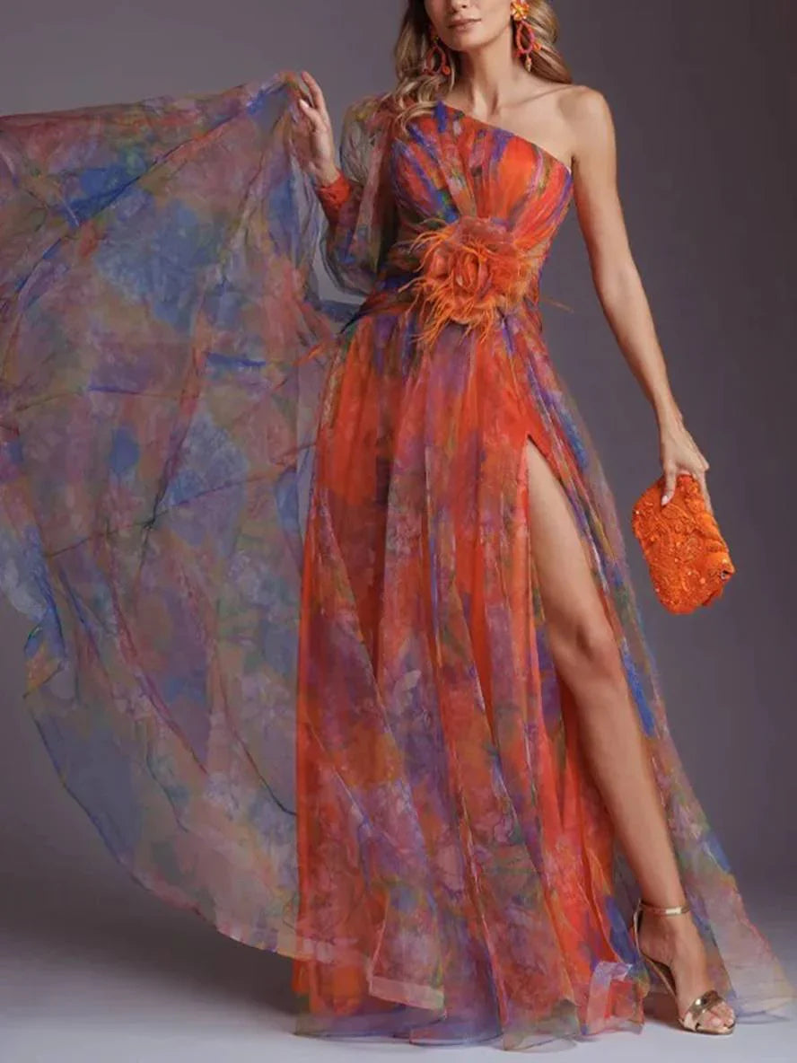 Elvanna | One-Shoulder Chiffon Aftenkjole Med Blomsterdetalje & Høj Slids