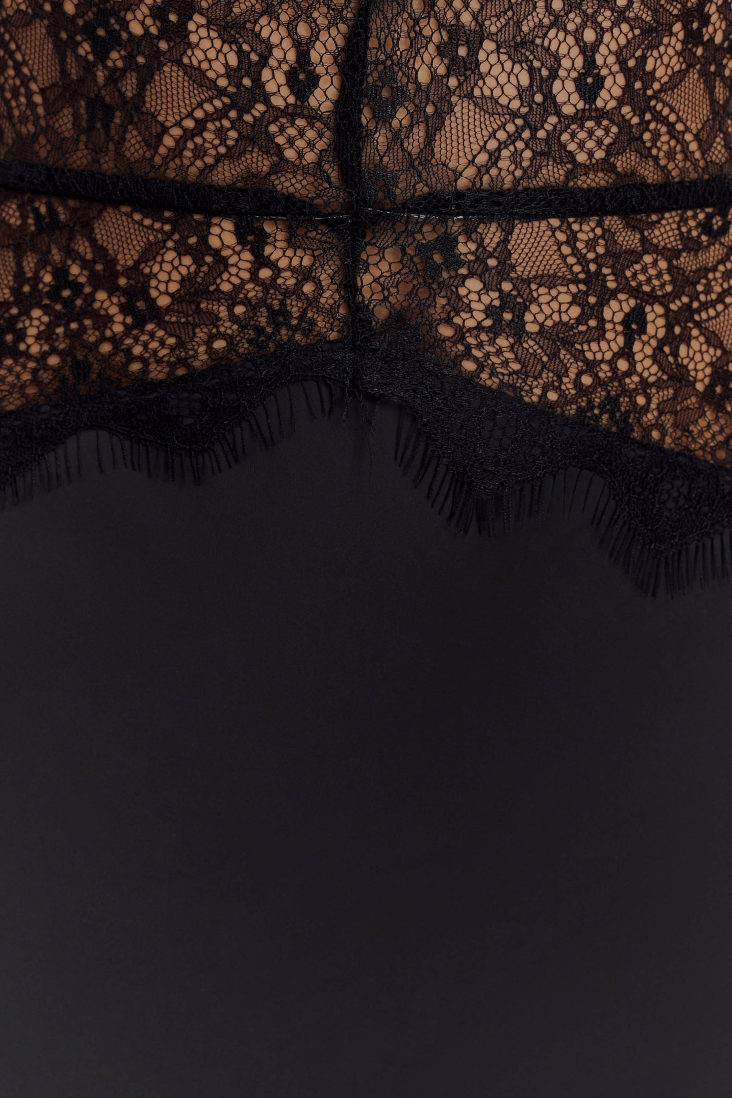 Elora | Damer Halterneck Gallakjole | Satinlook Sort Aften Kjole | Blonde & Åben Ryg | Dyb V-Hals | Sexet & Elegant