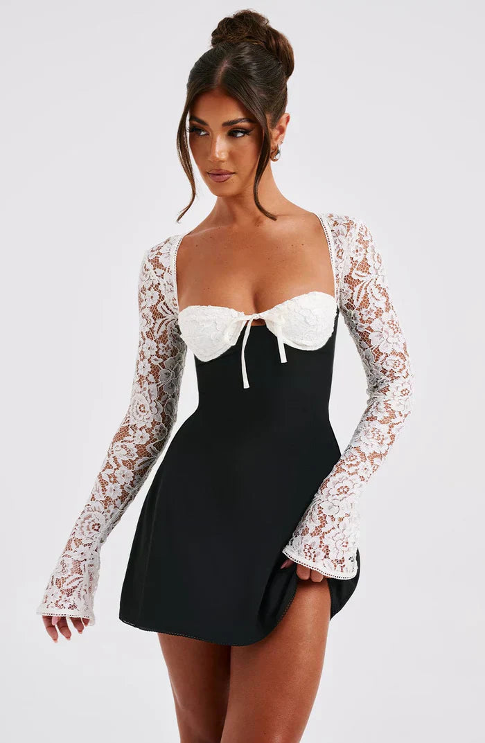 Alexa™ | Elegant Mini Kjole med Blonde og Lange Ærmer | Bustier-Design, Sweetheart Udskæring og Åben Ryg med Snørelukning