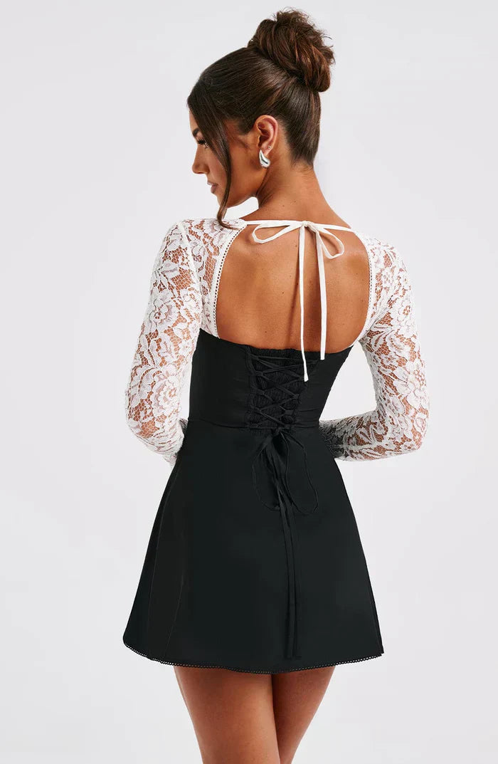 Alexa™ | Elegant Mini Kjole med Blonde og Lange Ærmer | Bustier-Design, Sweetheart Udskæring og Åben Ryg med Snørelukning