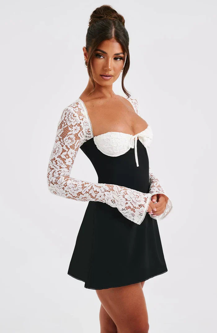 Alexa™ | Elegant Mini Kjole med Blonde og Lange Ærmer | Bustier-Design, Sweetheart Udskæring og Åben Ryg med Snørelukning
