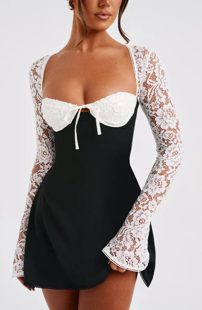Alexa™ | Elegant Mini Kjole med Blonde og Lange Ærmer | Bustier-Design, Sweetheart Udskæring og Åben Ryg med Snørelukning