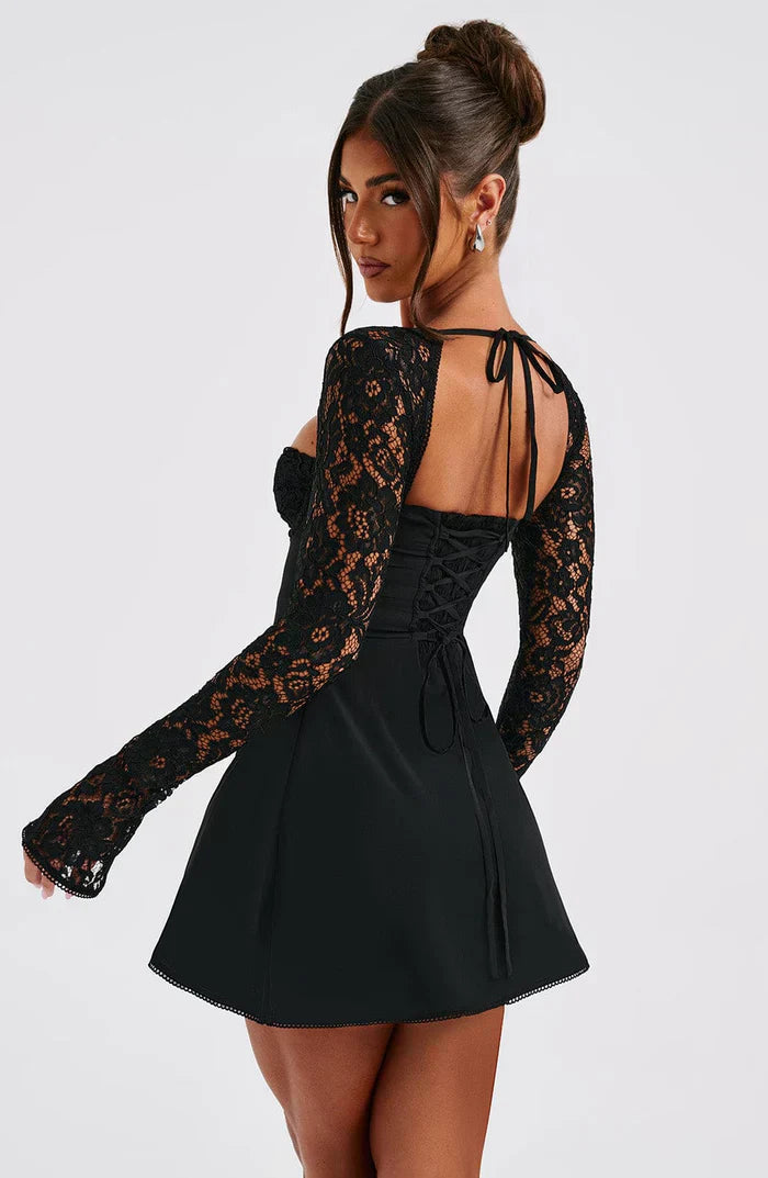 Alexa™ | Elegant Mini Kjole med Blonde og Lange Ærmer | Bustier-Design, Sweetheart Udskæring og Åben Ryg med Snørelukning
