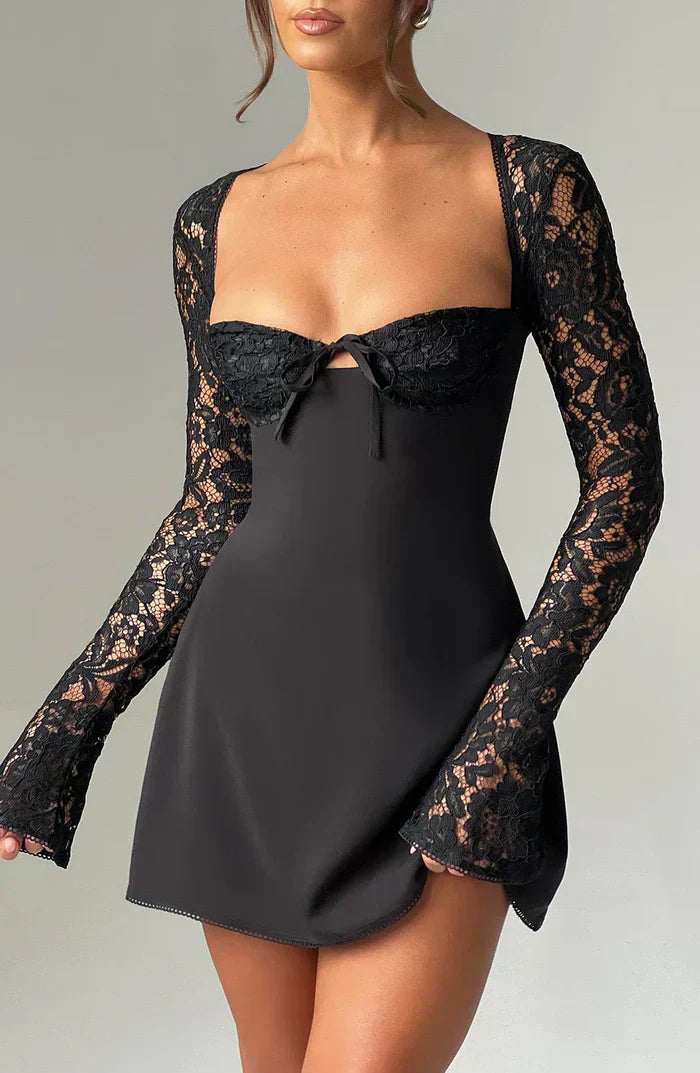 Alexa™ | Elegant Mini Kjole med Blonde og Lange Ærmer | Bustier-Design, Sweetheart Udskæring og Åben Ryg med Snørelukning