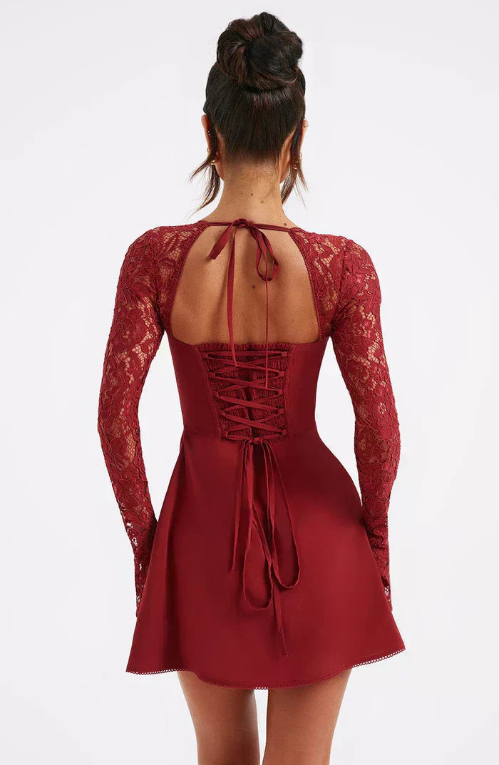 Alexa™ | Elegant Mini Kjole med Blonde og Lange Ærmer | Bustier-Design, Sweetheart Udskæring og Åben Ryg med Snørelukning