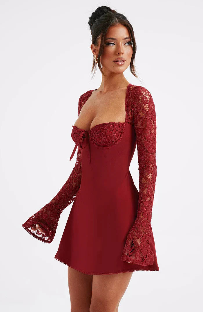 Alexa™ | Elegant Mini Kjole med Blonde og Lange Ærmer | Bustier-Design, Sweetheart Udskæring og Åben Ryg med Snørelukning
