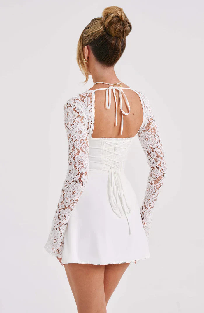 Alexa™ | Elegant Mini Kjole med Blonde og Lange Ærmer | Bustier-Design, Sweetheart Udskæring og Åben Ryg med Snørelukning