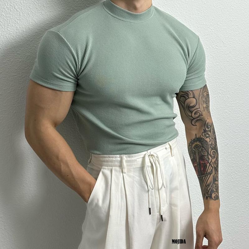 Elian | Fitted T-shirt Herre | Ribstrikket T-shirt med Ståkrave & Korte Ærmer