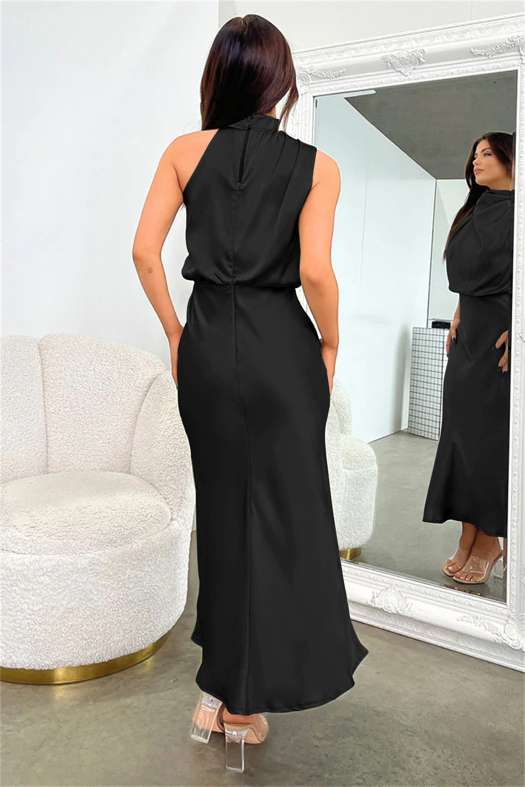 Amelie™ | Satin Halterneck Kjole med Vandfaldshals | Elegant Ærmeløs Midi Kjole til Cocktail, Galla eller Bryllup