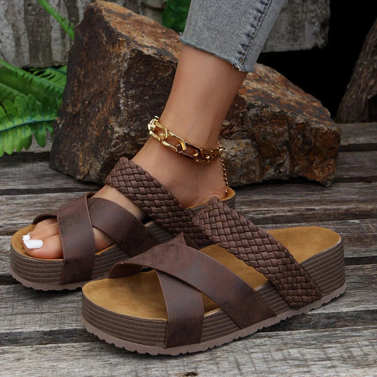 Alviva™ | Plateau Tøfler Damer Sommer | Komfortable Slip-On Sandaler med Flettede Krydsremme og Støddæmpende Sål