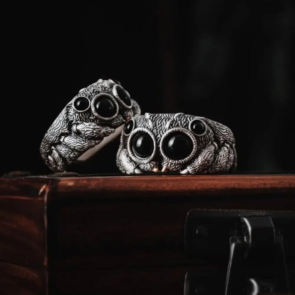 Nocturo | Ugle Ring til Herrer | Statement Ring med Onyx-Look & Symbolsk Design