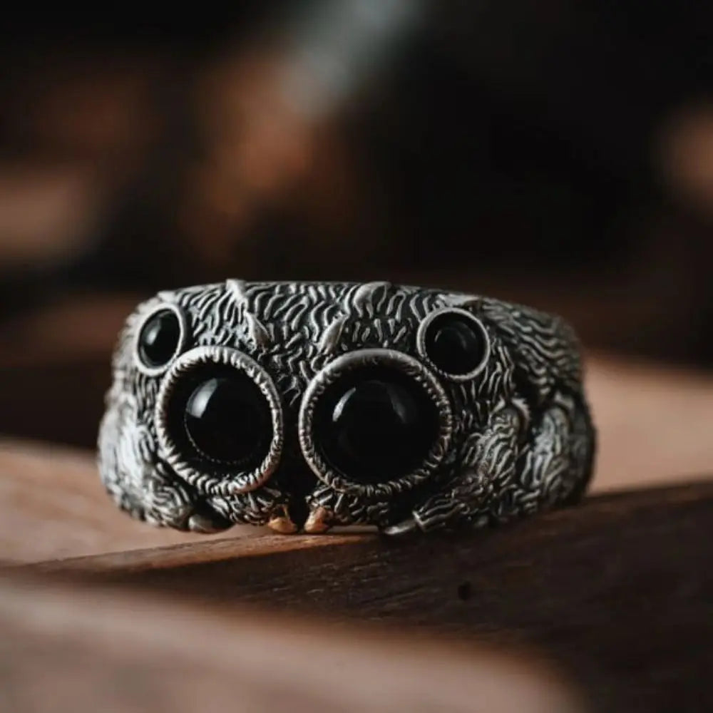 Nocturo | Ugle Ring til Herrer | Statement Ring med Onyx-Look & Symbolsk Design