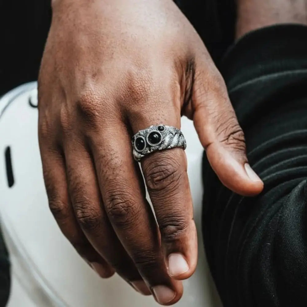 Nocturo | Ugle Ring til Herrer | Statement Ring med Onyx-Look & Symbolsk Design