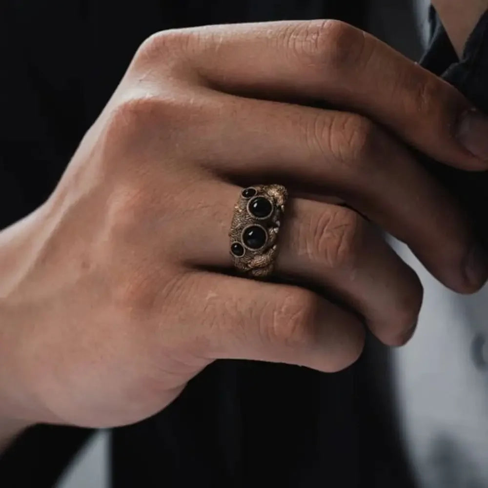 Nocturo | Ugle Ring til Herrer | Statement Ring med Onyx-Look & Symbolsk Design