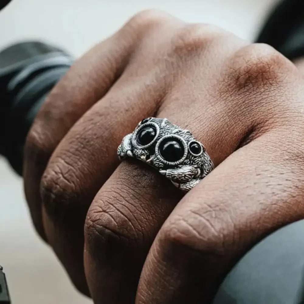 Nocturo | Ugle Ring til Herrer | Statement Ring med Onyx-Look & Symbolsk Design