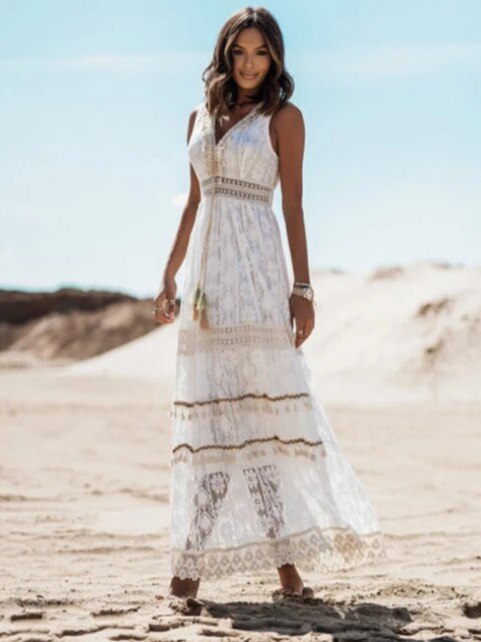 Sera™ | Hvid Blonde Maxi Kjole Damer | Boheme Sommerkjole med Gyldne Broderier, V-Hals og Uigennemsigtig Underskørt