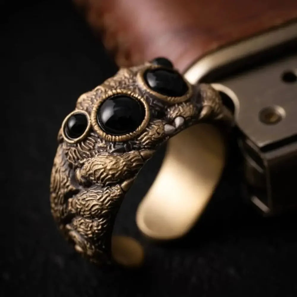 Nocturo | Ugle Ring til Herrer | Statement Ring med Onyx-Look & Symbolsk Design