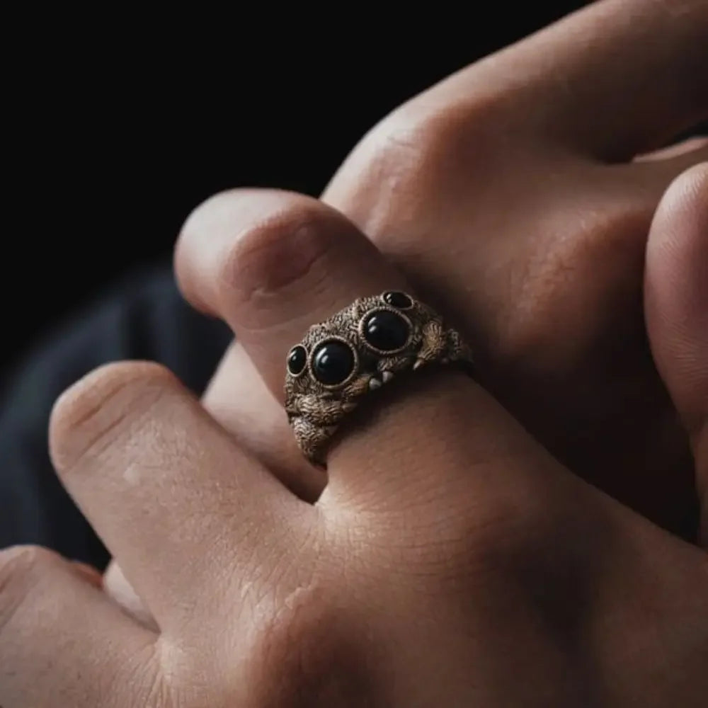 Nocturo | Ugle Ring til Herrer | Statement Ring med Onyx-Look & Symbolsk Design