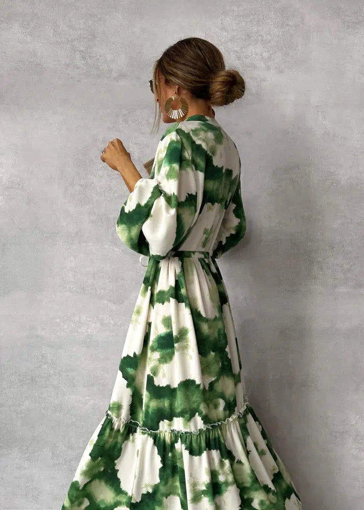 Solène™ | Boheme Tie-Dye Maxi Kjole med V-Hals, Ballonærmer og Lagdelt Nederdel