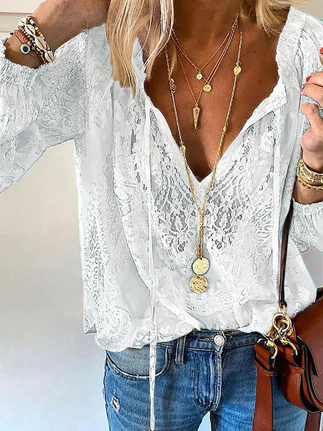 Elanora™ | Gennemsigtig Boho Bluse Damer | Let V-Hals Top med Blonde Detaljer og Bindebånd til Sommer eller Festival