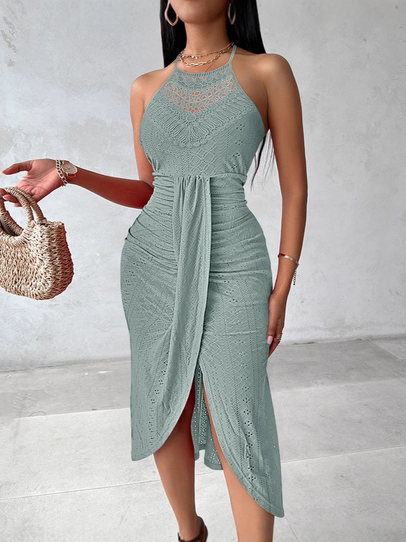 Elina | Halterneck Midi Kjole Dame | Luftig Sommerkjole | Hæklede Detaljer | Draperet Omslagsnederdel med Slids | Elegant & Feminin