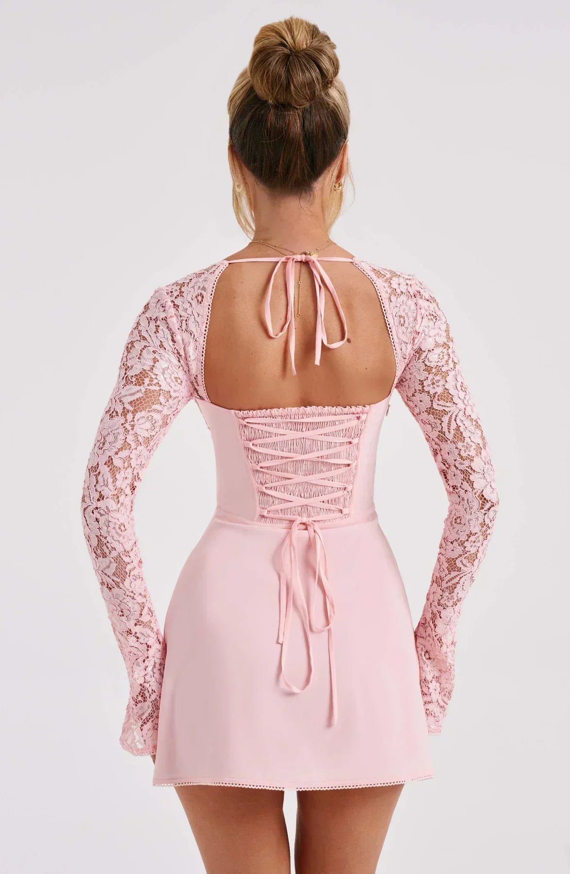 Alexa™ | Elegant Mini Kjole med Blonde og Lange Ærmer | Bustier-Design, Sweetheart Udskæring og Åben Ryg med Snørelukning