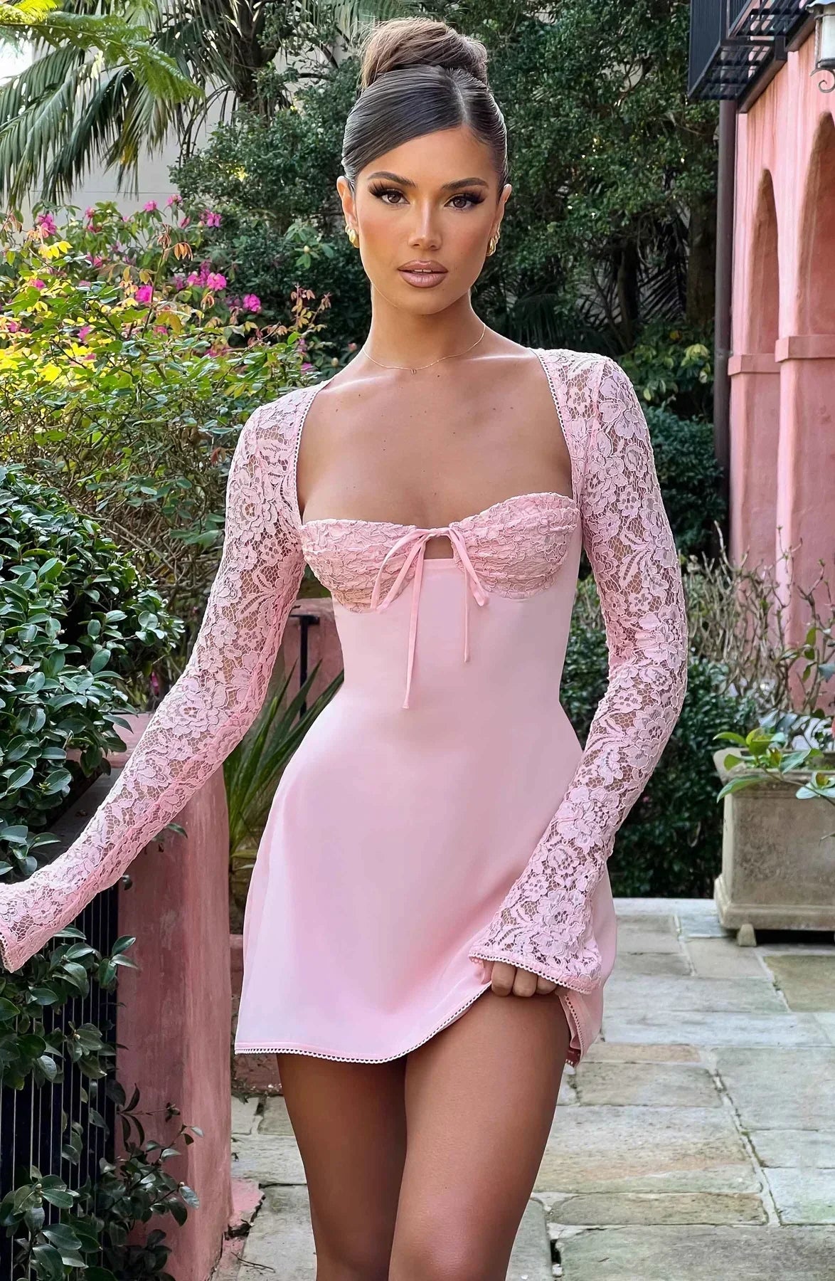 Alexa™ | Elegant Mini Kjole med Blonde og Lange Ærmer | Bustier-Design, Sweetheart Udskæring og Åben Ryg med Snørelukning