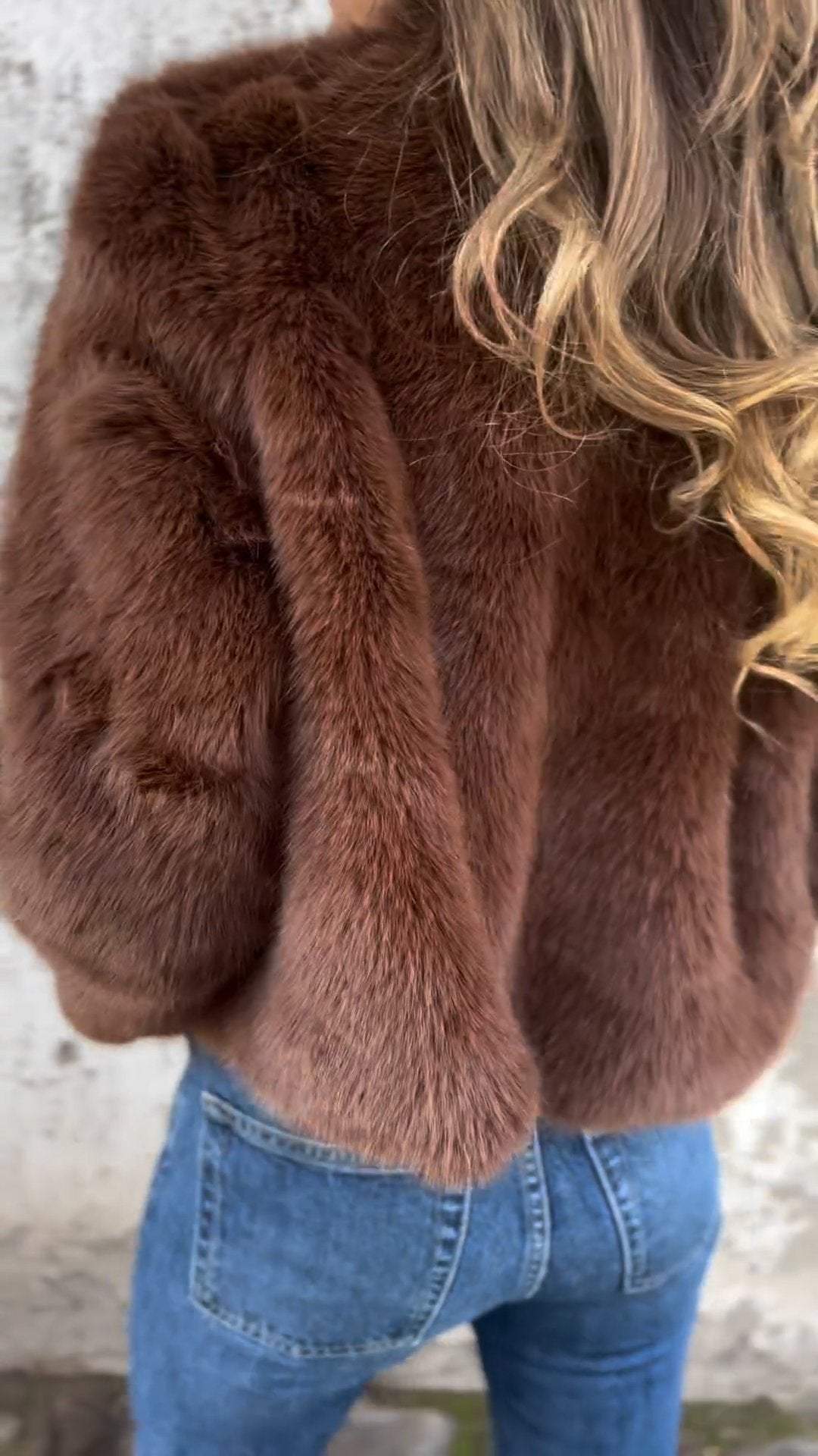 Camille™ | Kort Damer Faux Fur Jakke | Luksuriøs, Plysset Forårsjakke med Guldlynlås og Blød Pelslook
