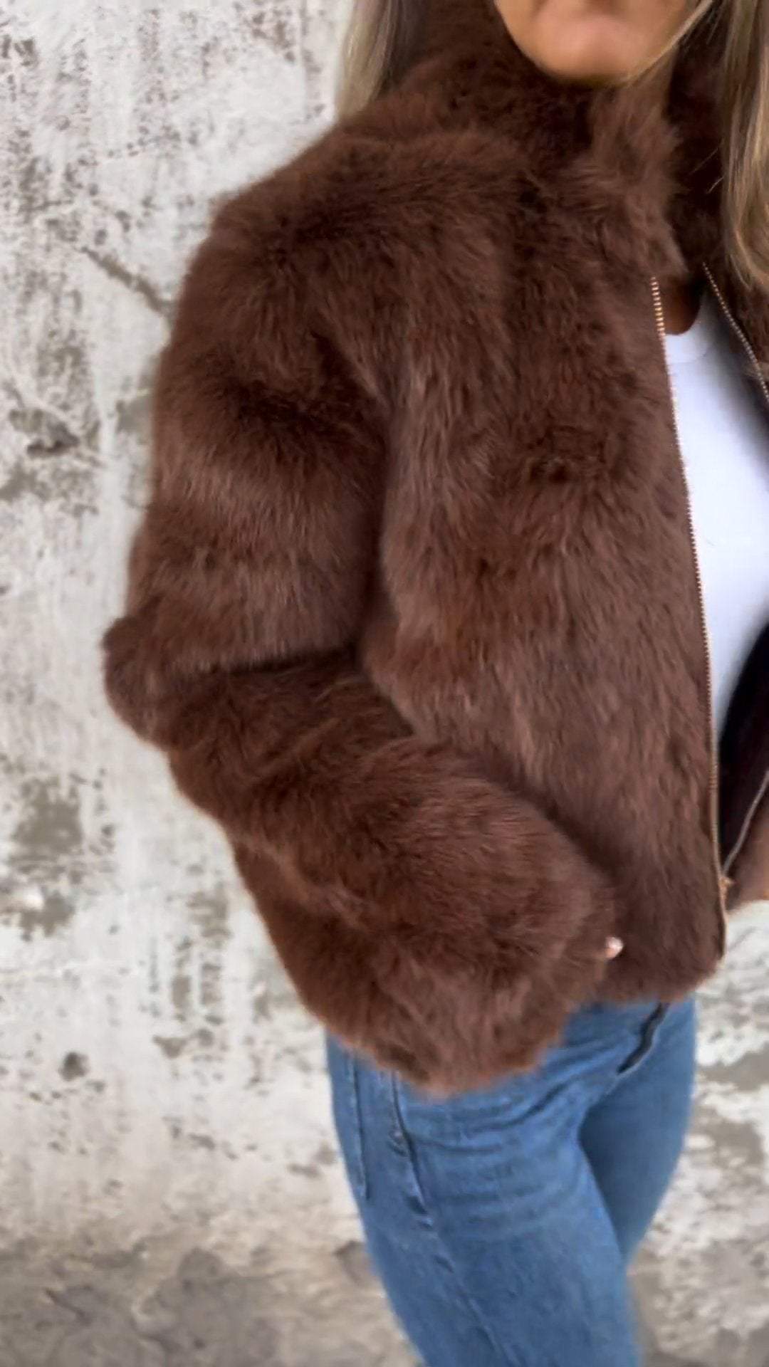 Camille™ | Kort Damer Faux Fur Jakke | Luksuriøs, Plysset Forårsjakke med Guldlynlås og Blød Pelslook
