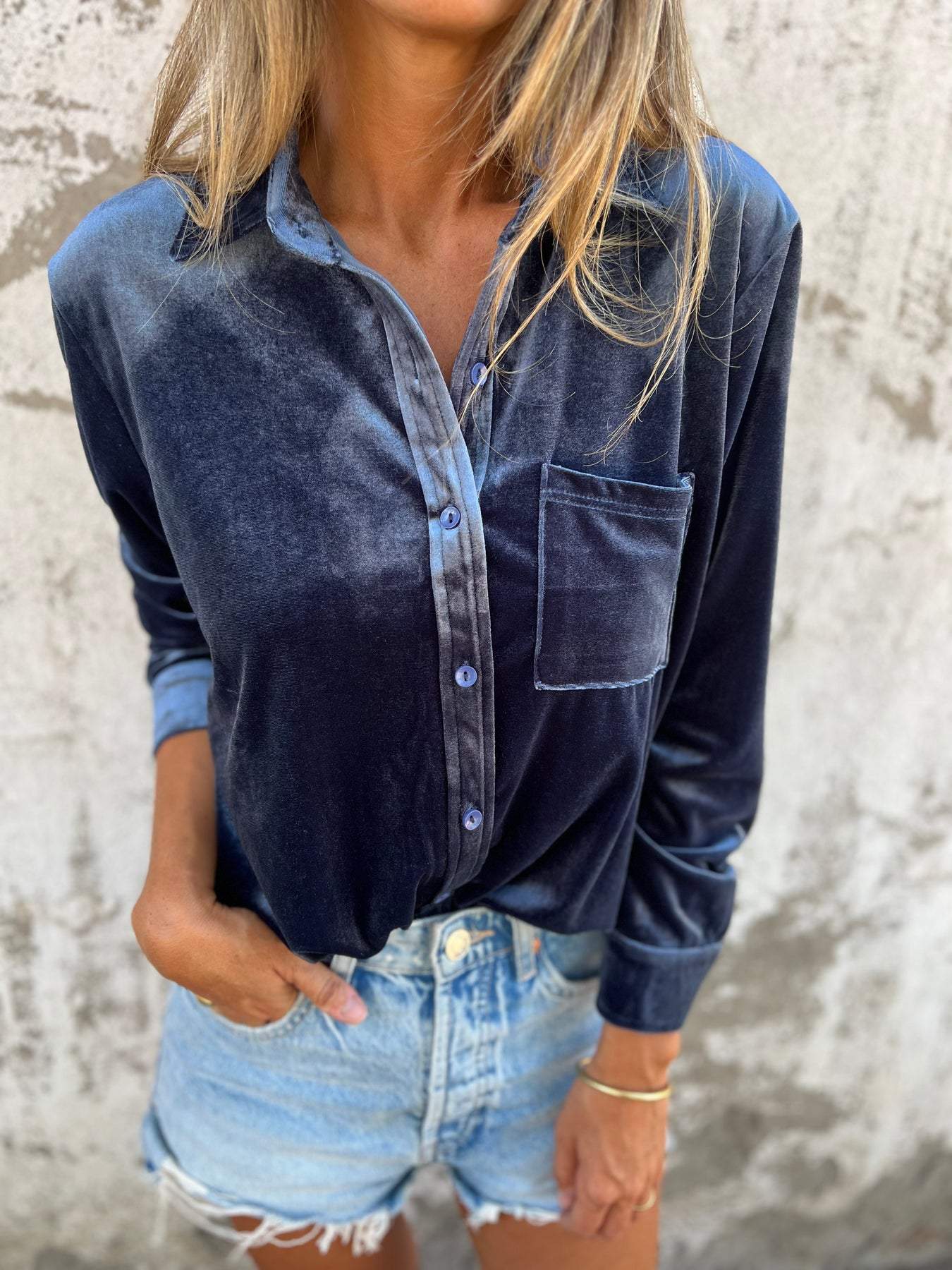 Vérane™ | Damer Oversized Fløjlsskjorte Med Glans Og Knaplukning | Blød Statement Top I Trendfarver