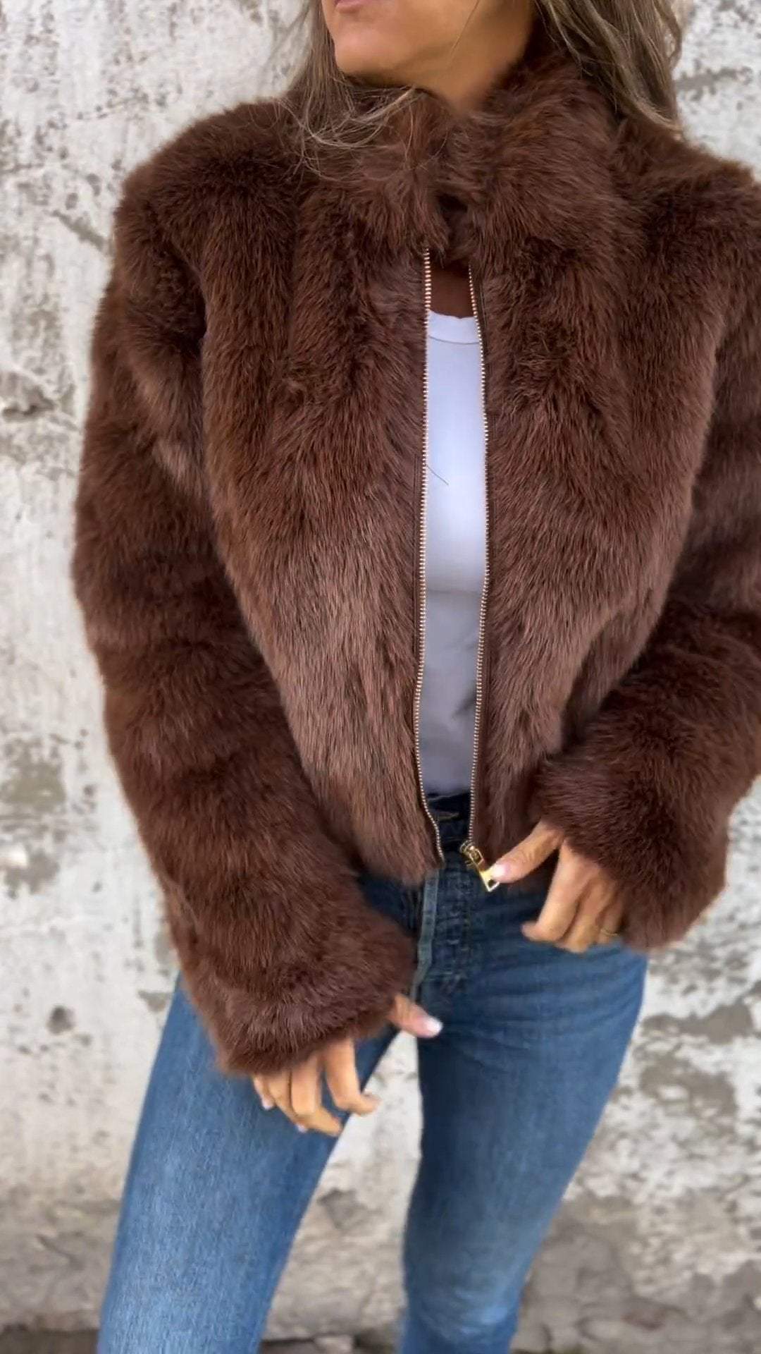 Camille™ | Kort Damer Faux Fur Jakke | Luksuriøs, Plysset Forårsjakke med Guldlynlås og Blød Pelslook