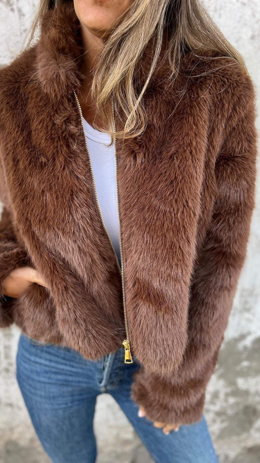 Camille™ | Kort Damer Faux Fur Jakke | Luksuriøs, Plysset Forårsjakke med Guldlynlås og Blød Pelslook