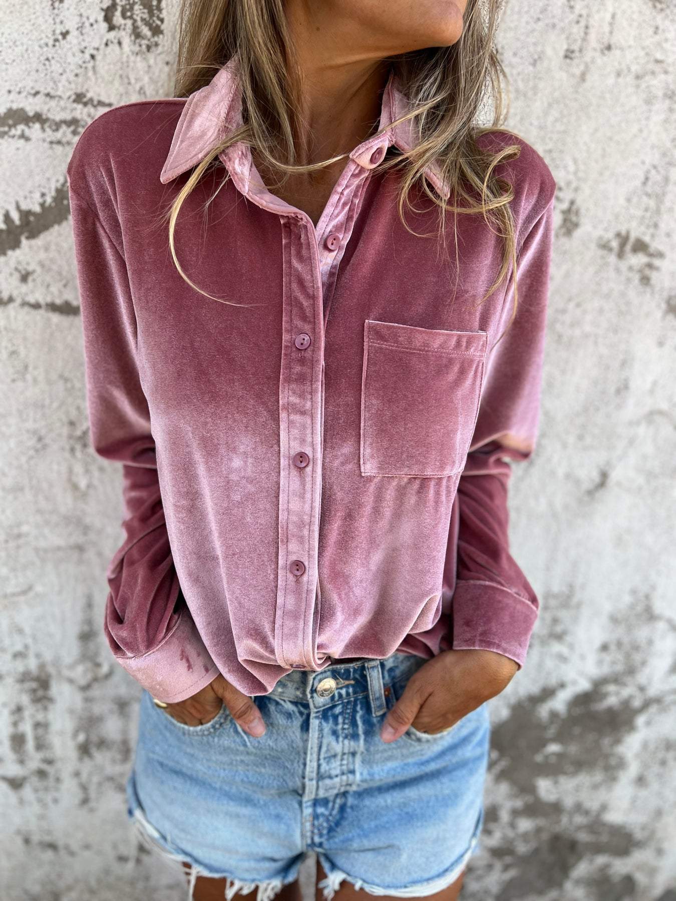 Vérane™ | Damer Oversized Fløjlsskjorte Med Glans Og Knaplukning | Blød Statement Top I Trendfarver