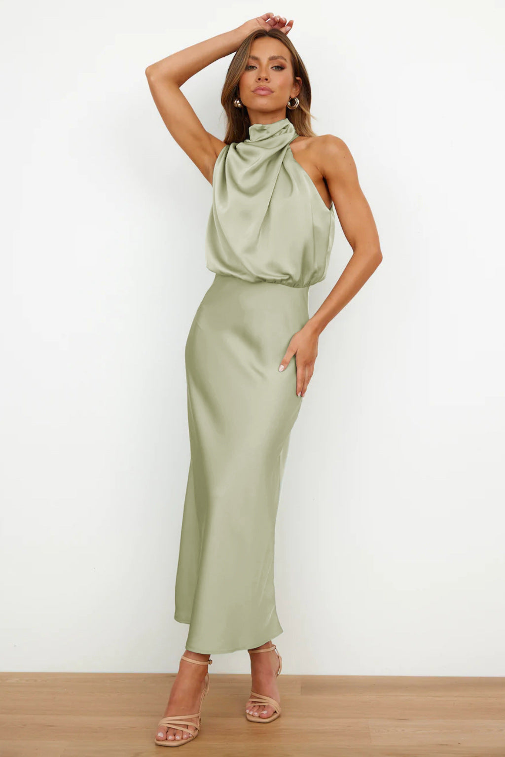 Amelie™ | Satin Halterneck Kjole med Vandfaldshals | Elegant Ærmeløs Midi Kjole til Cocktail, Galla eller Bryllup