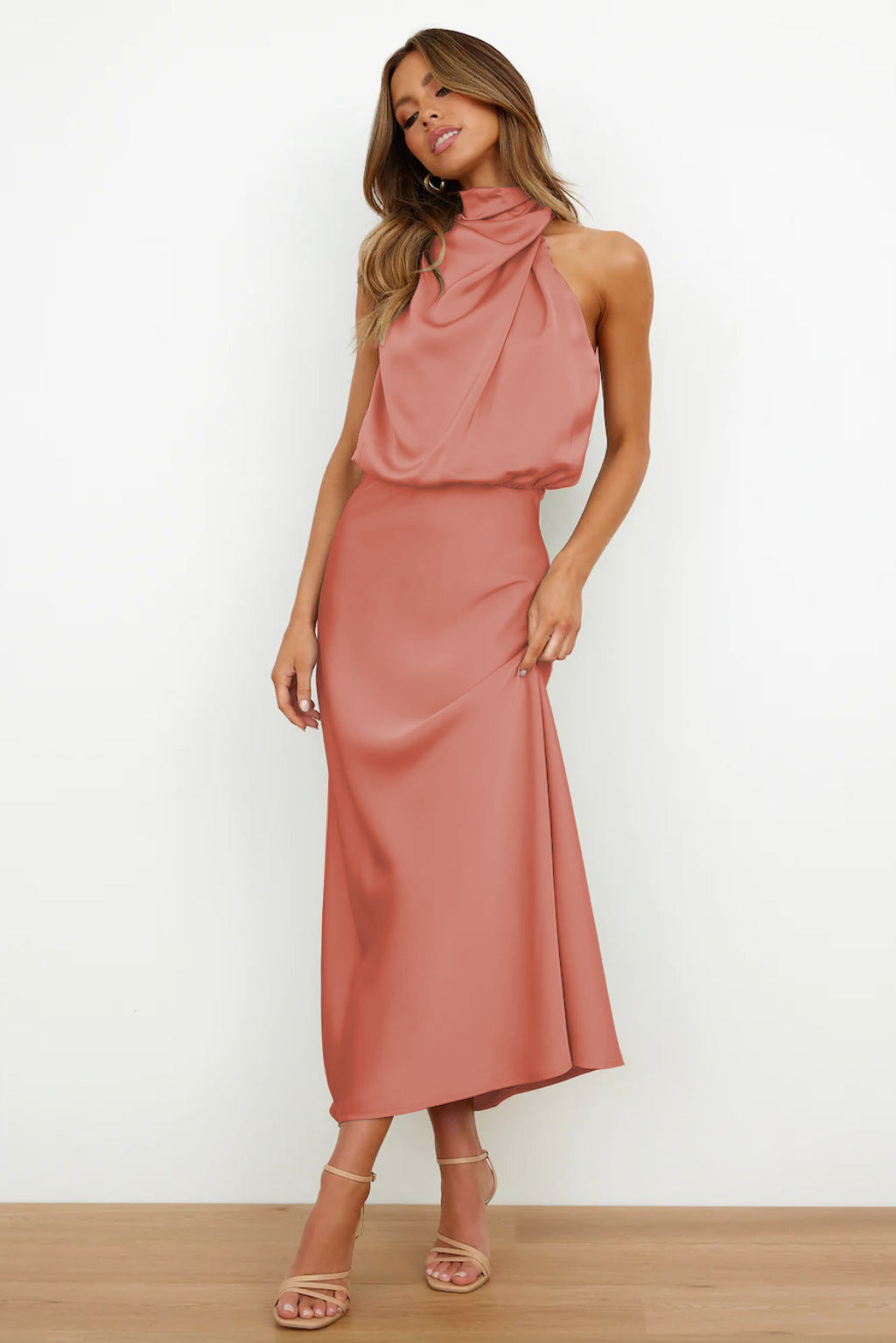 Amelie™ | Satin Halterneck Kjole med Vandfaldshals | Elegant Ærmeløs Midi Kjole til Cocktail, Galla eller Bryllup