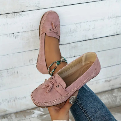 Calvina™ | Damer Mokkasiner i Ruskind | Komfortable Slip-Ons med Sløjfe og Fleksibel Skridsikker Sål