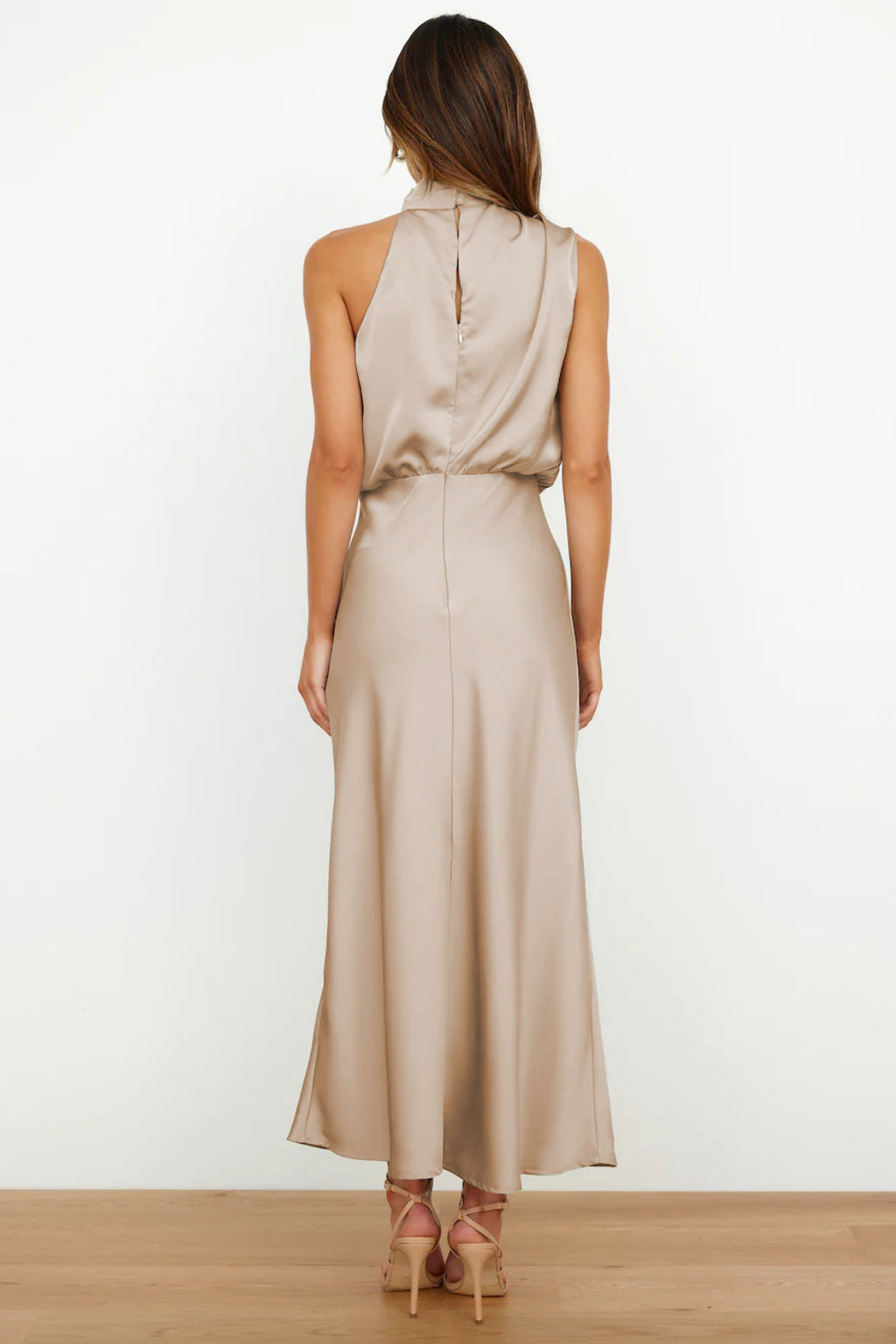 Amelie™ | Satin Halterneck Kjole med Vandfaldshals | Elegant Ærmeløs Midi Kjole til Cocktail, Galla eller Bryllup
