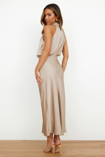 Amelie™ | Satin Halterneck Kjole med Vandfaldshals | Elegant Ærmeløs Midi Kjole til Cocktail, Galla eller Bryllup