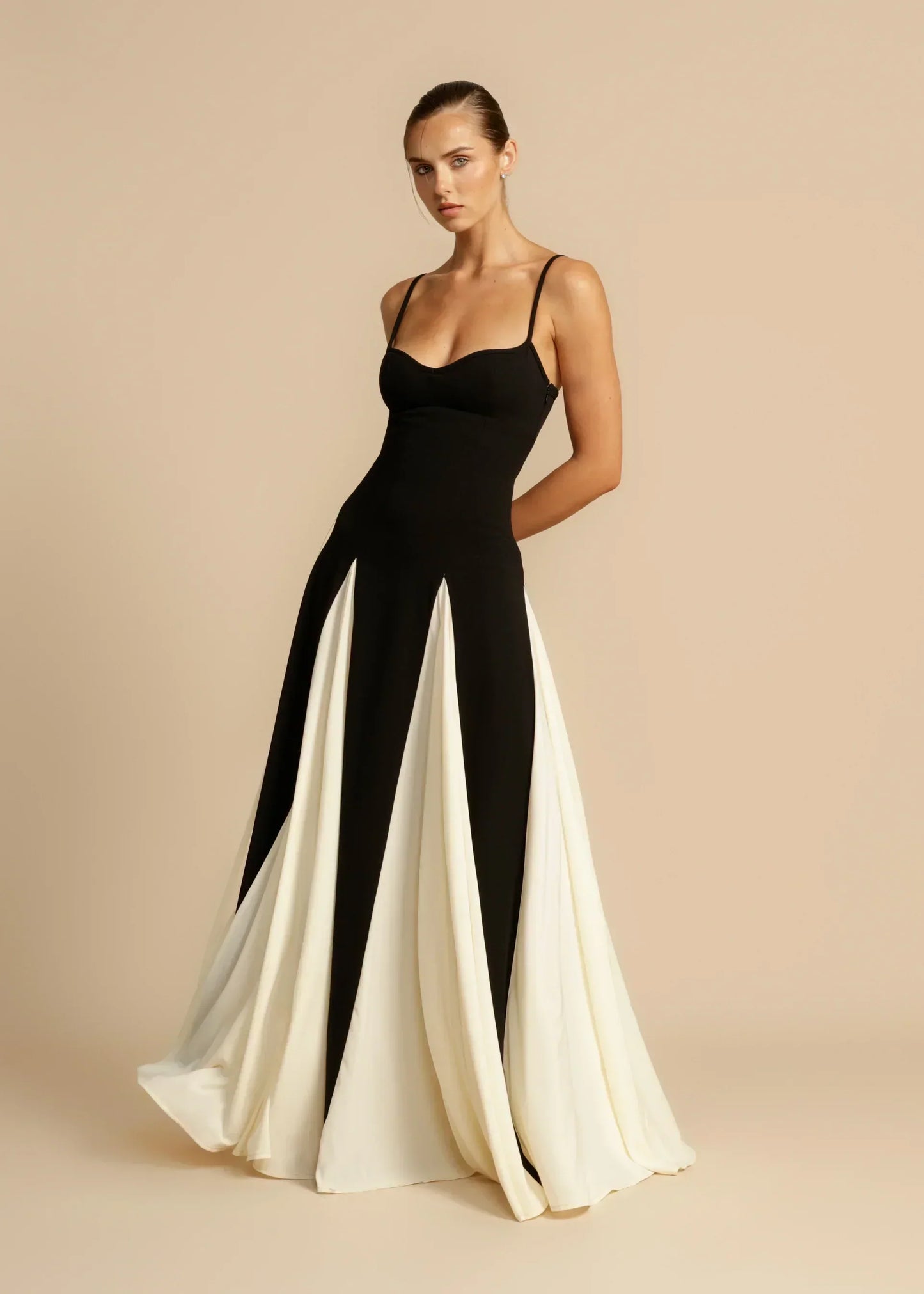 Elega™ | Elegant Maxi Kjole med Spaghettistropper og Støttende BH-skåle